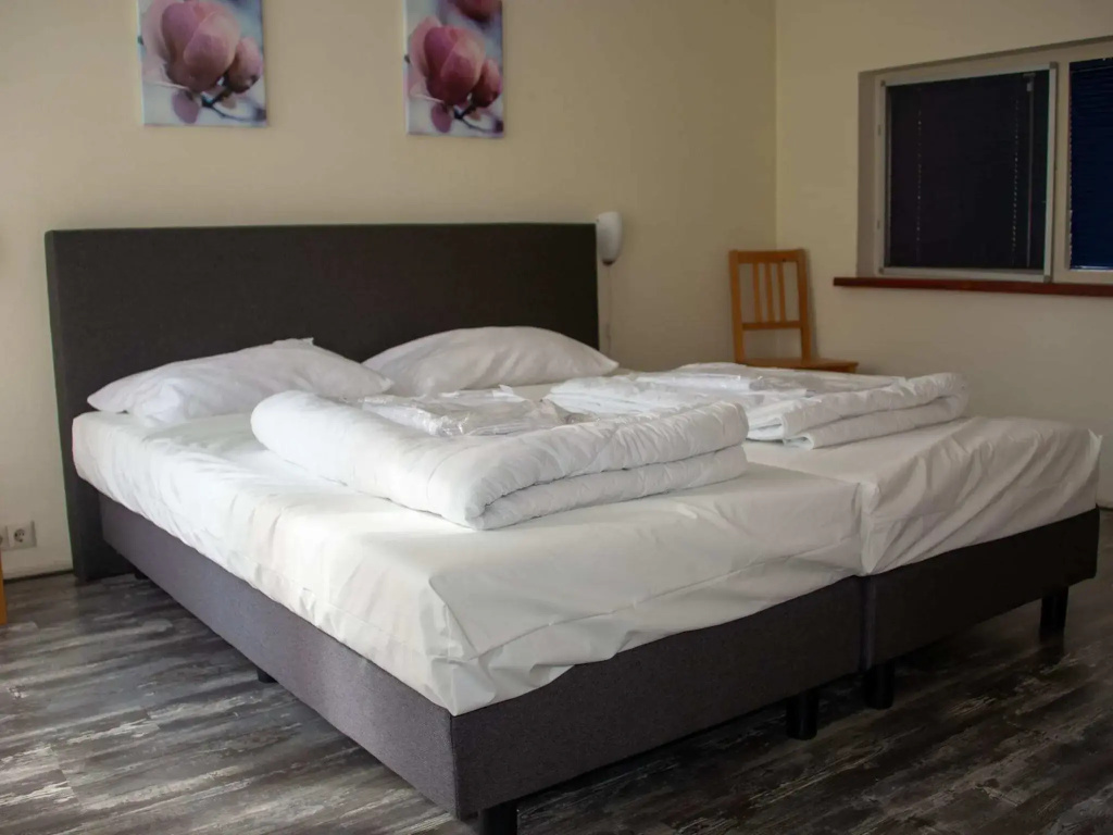 Spacious villa with sauna and hot tub, in a holiday park near a National Park