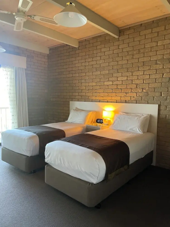 Lake Edge Resort