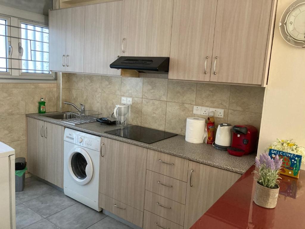 Newly Refurbished Big Central Studio, less than 100m to the sea