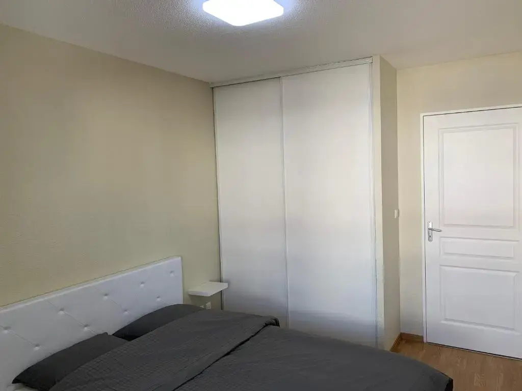 F2 rénové,lumineux avec balcon,parking et piscine