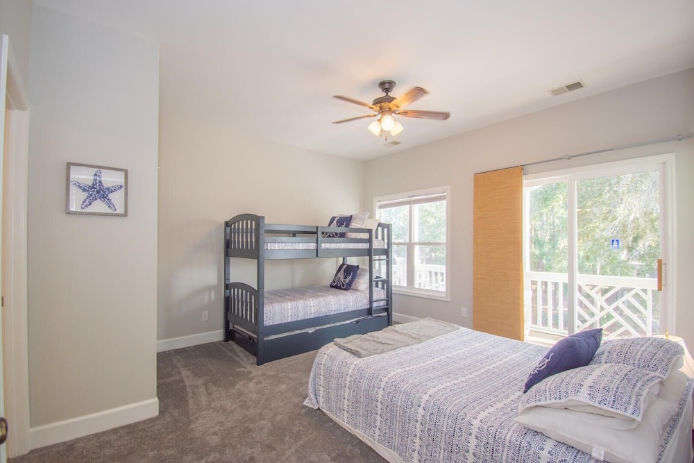 Lovely 2-story, 3-Bd Home, Steps to Marina store and Bonito Boathouse