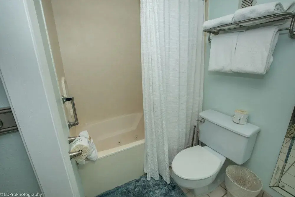 Shoreline Towers 1023 2 Bedroom Condo by RedAwning