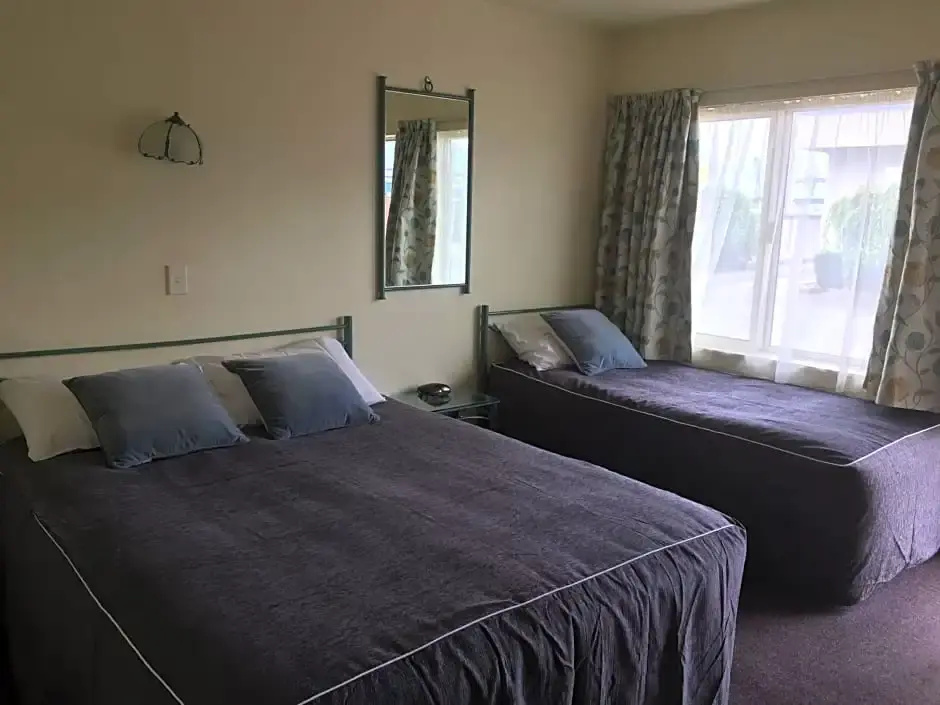 Bentons Motel