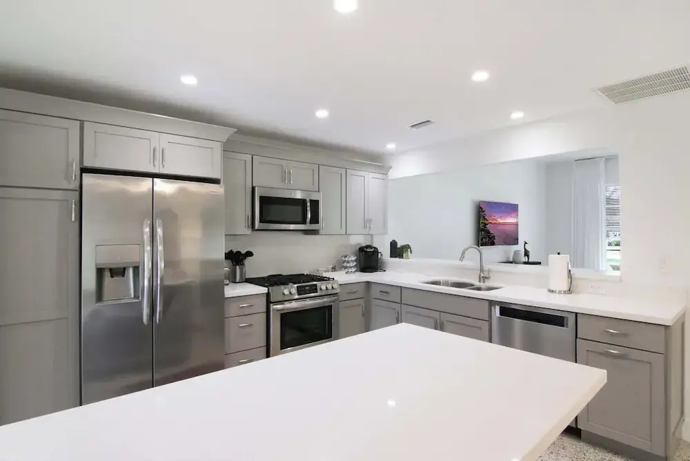 La Casa Blanca Minutes From the Beach!