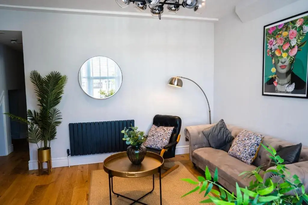 Central, stylish 3 bed apartment with sea views