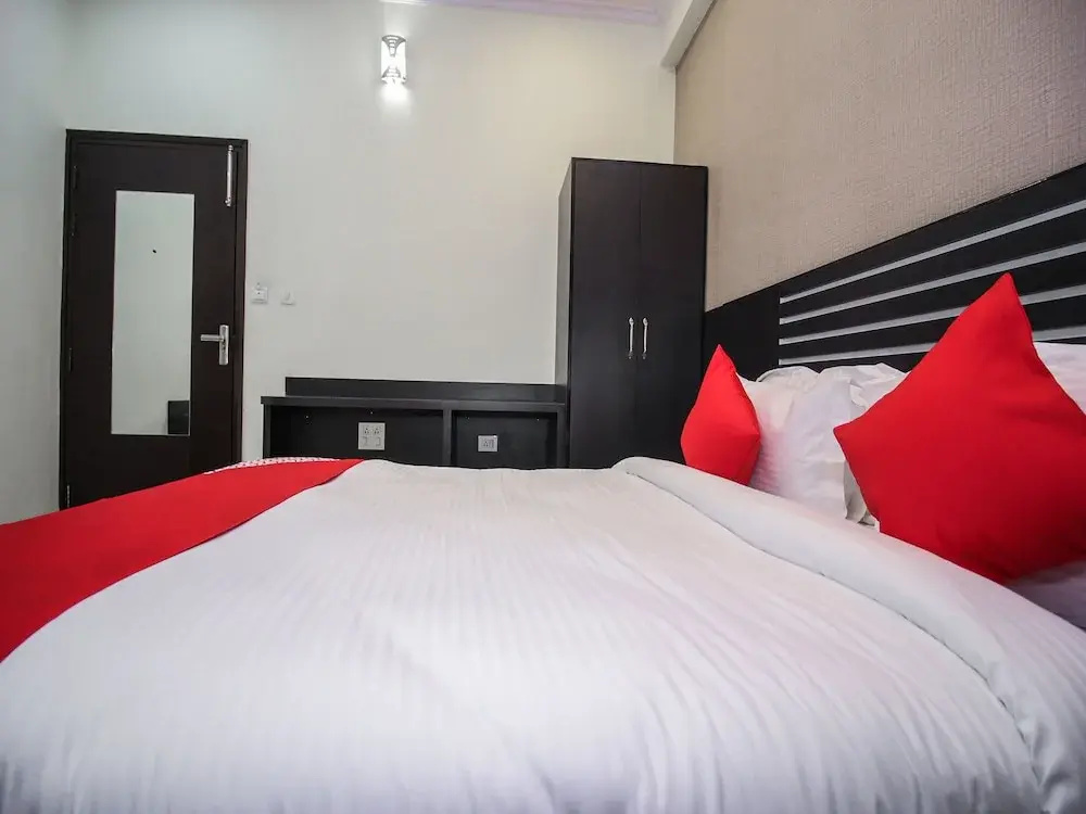 OYO 15218 Hotel Rasha Niwas