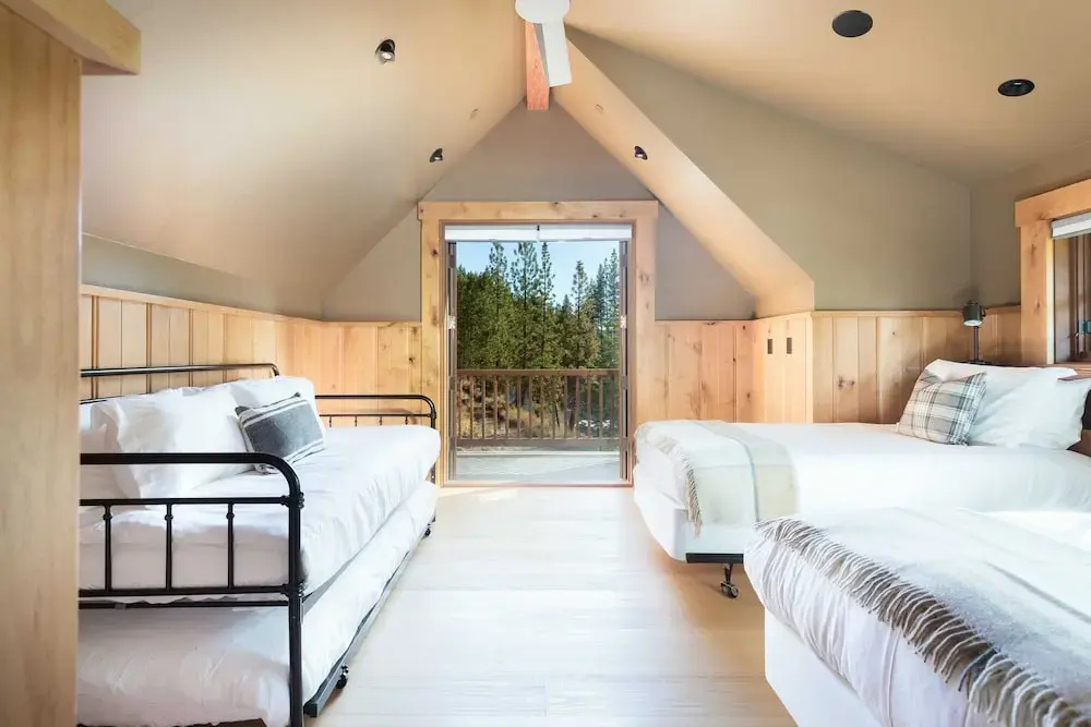 Hunter by AvantStay | Riverfront Cabin w/ Prvt Cottage | 10Mins from Squaw