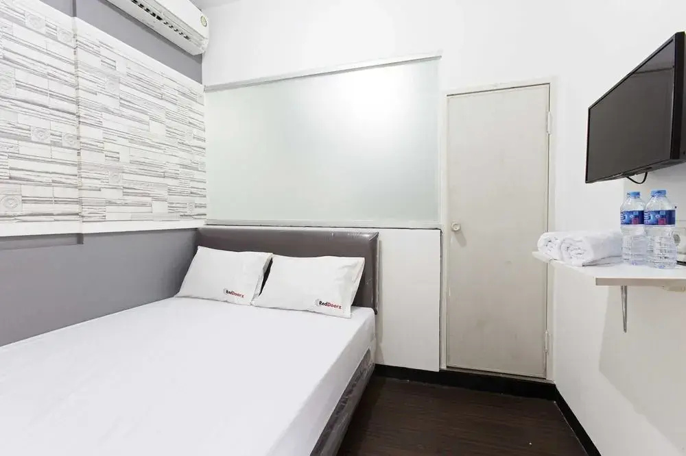 RedDoorz near Asemka