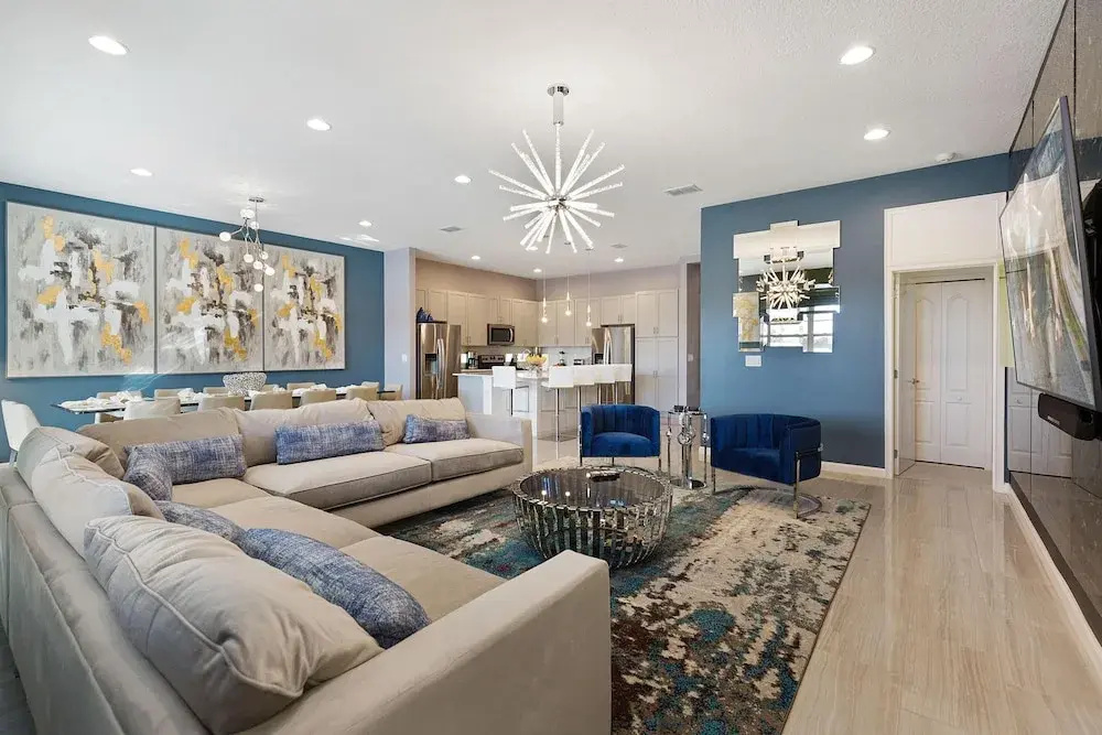 St010v: 10 Bed, Spiderman, Fashionista