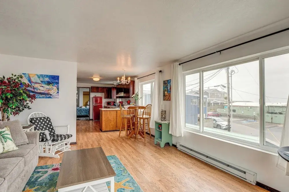 Quaint Rockaway Beach Gem: Walk to Shore!