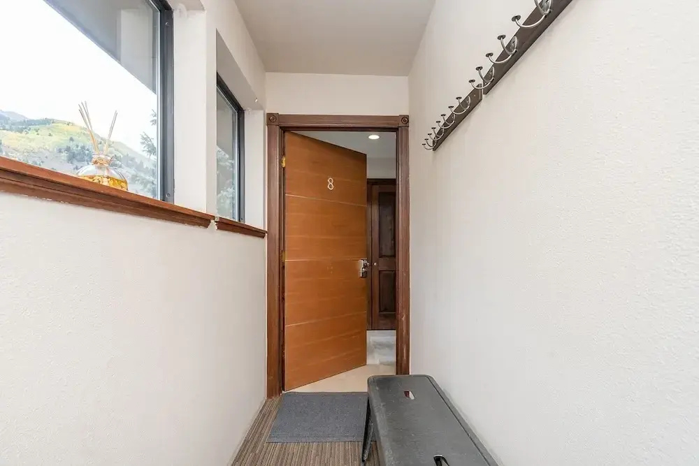Hidden Gem, 4 Min To Lift 7 Garage, Hot Tub, Lux Kitchen, Big + Bright 4 Bedroom Condo by RedAwning