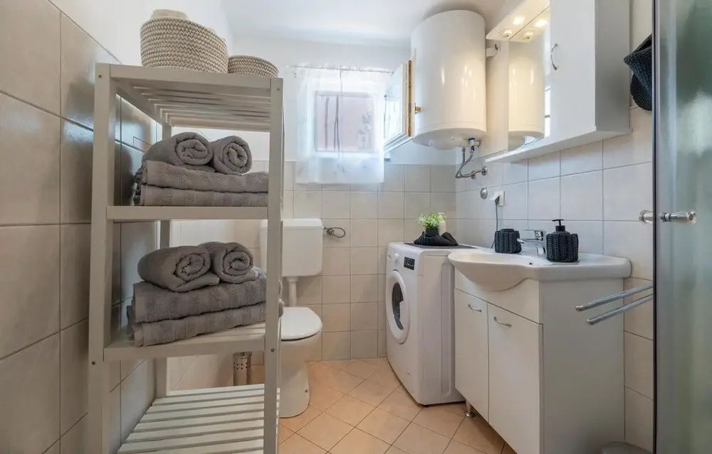 2 Bedroom Stunning Home In Sisan