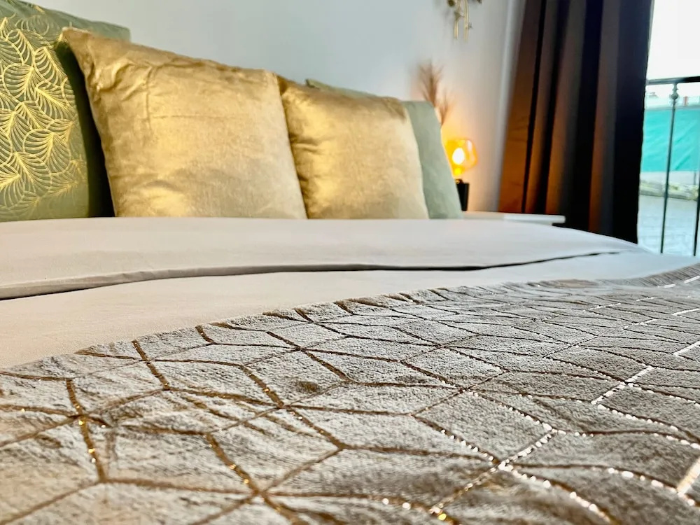 OneLuxStay near Fashion District