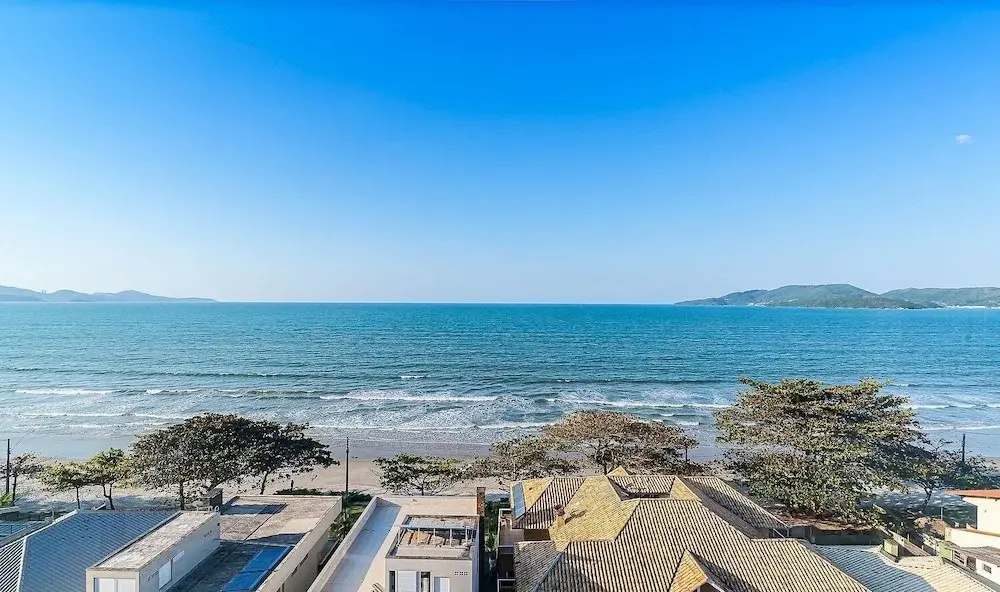 Apto moderno c/ vista mar a 75m da praia LLR802