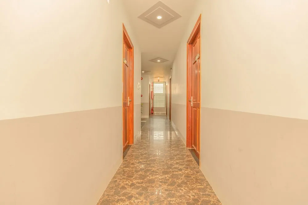 Hoang Truong Hotel by OYO Rooms