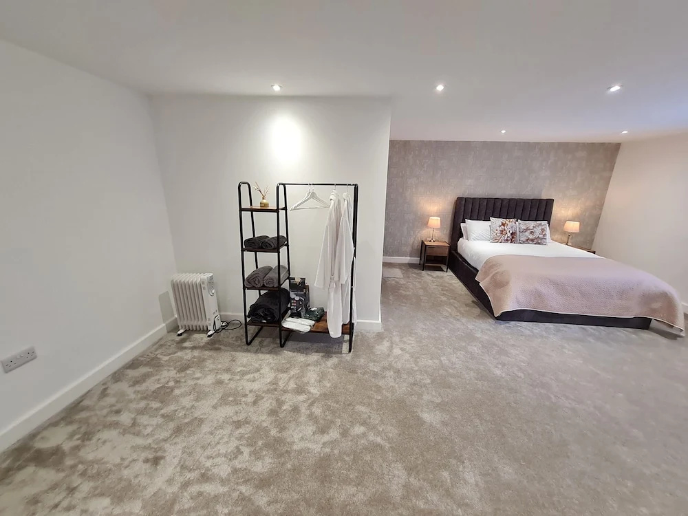 Central Guest Room - En-suite, Parking