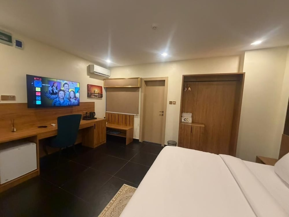 C & C Luxury Suites