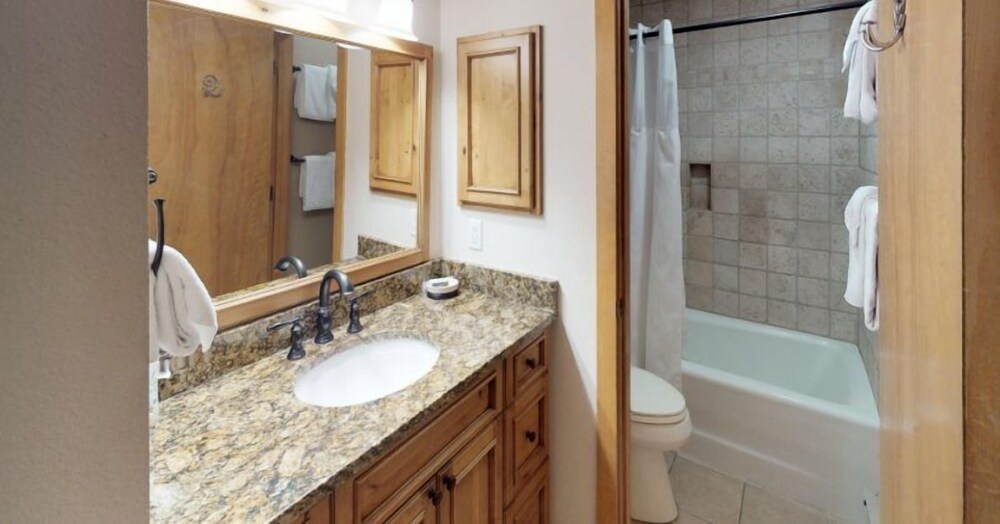 Luxury One Bedroom Condo in Cascade Village at the Base of Chair Lift 20