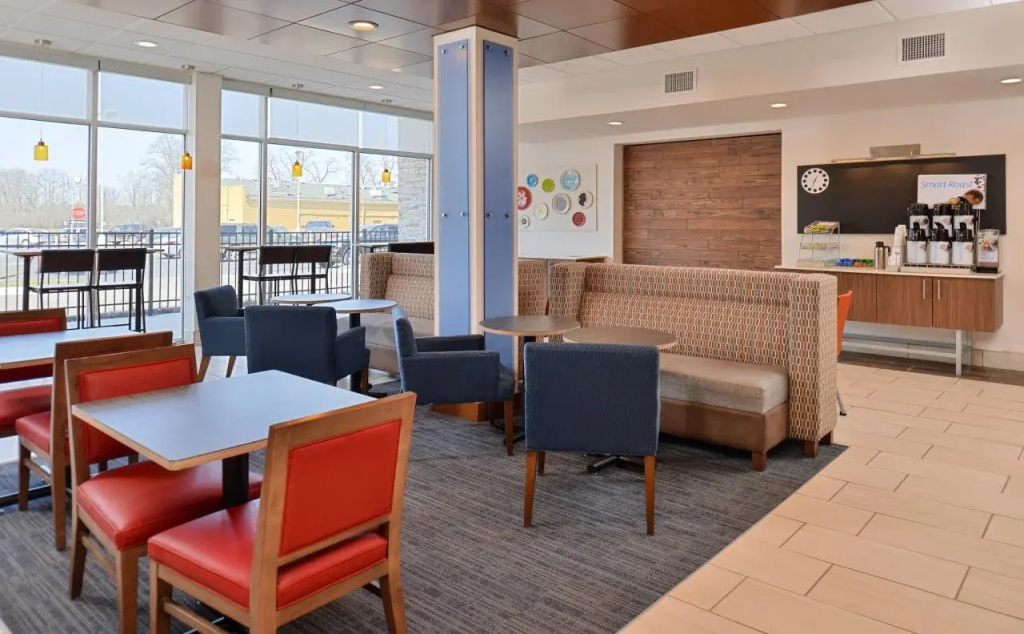Holiday Inn Express & Suites Farmington Hills - Detroit by IHG