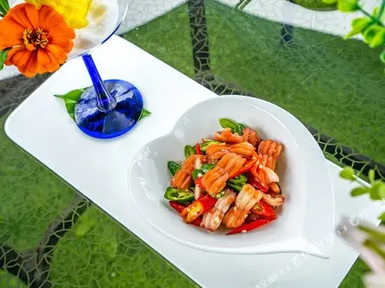 Zhenbaoding Hotel (Leshan Jiaxing Road Food Street Store)