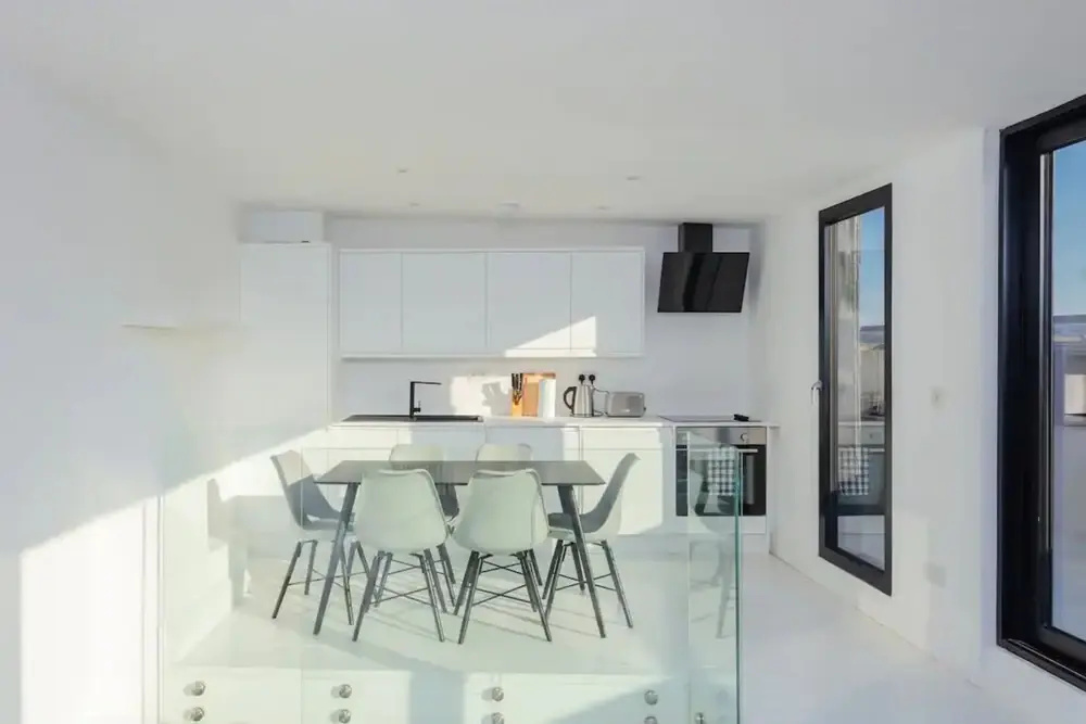 Unique and Sun Filled 2 Bedroom Flat With Balcony -hackney