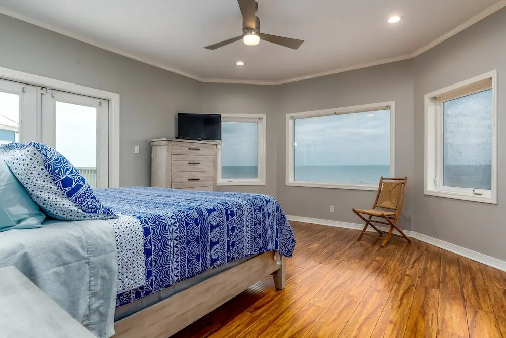 Tidal Wave - Big And Bold Bayfront Beauty! Perfect For The Whole Family Or Even A Reunion! 6 Bedroom Home by RedAwning