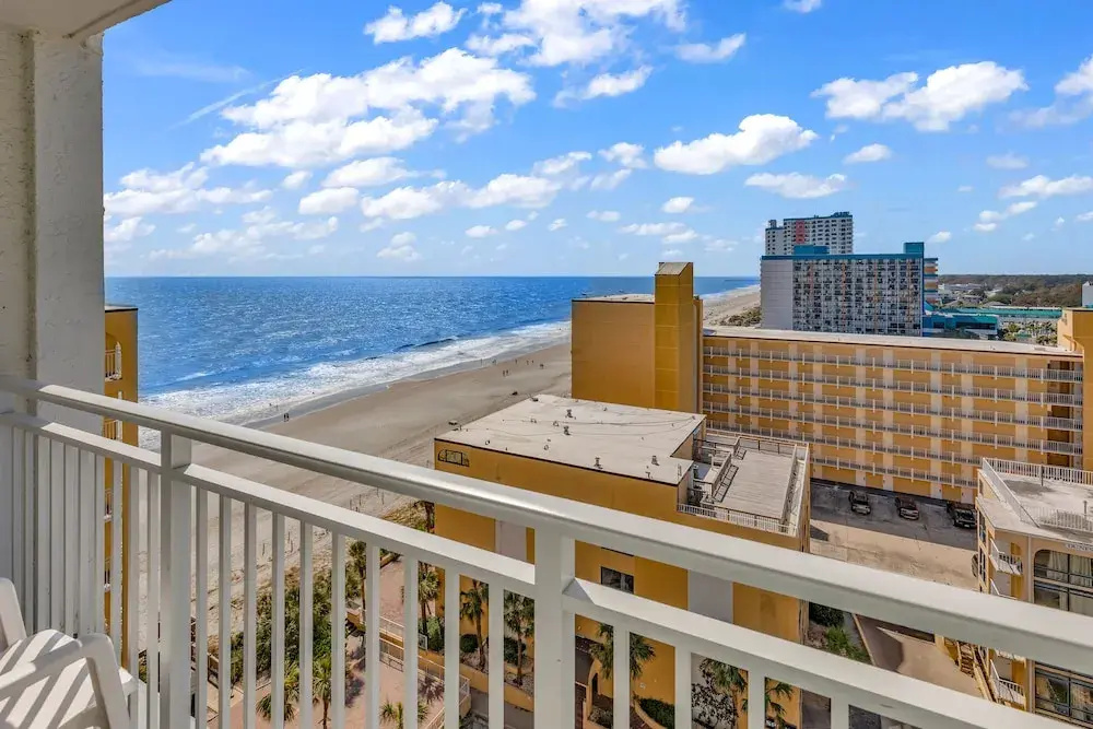 SeaMist Driftwood Vacation Studio with Balcony