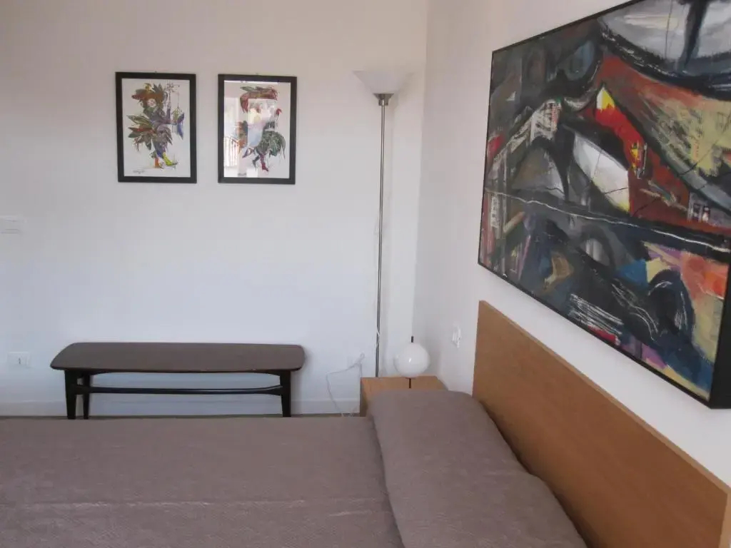 Venice Homes & Holidays Art District