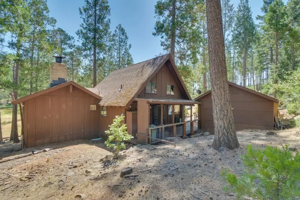 6 Mi to Yosemite National Park: Retreat w/ Deck!