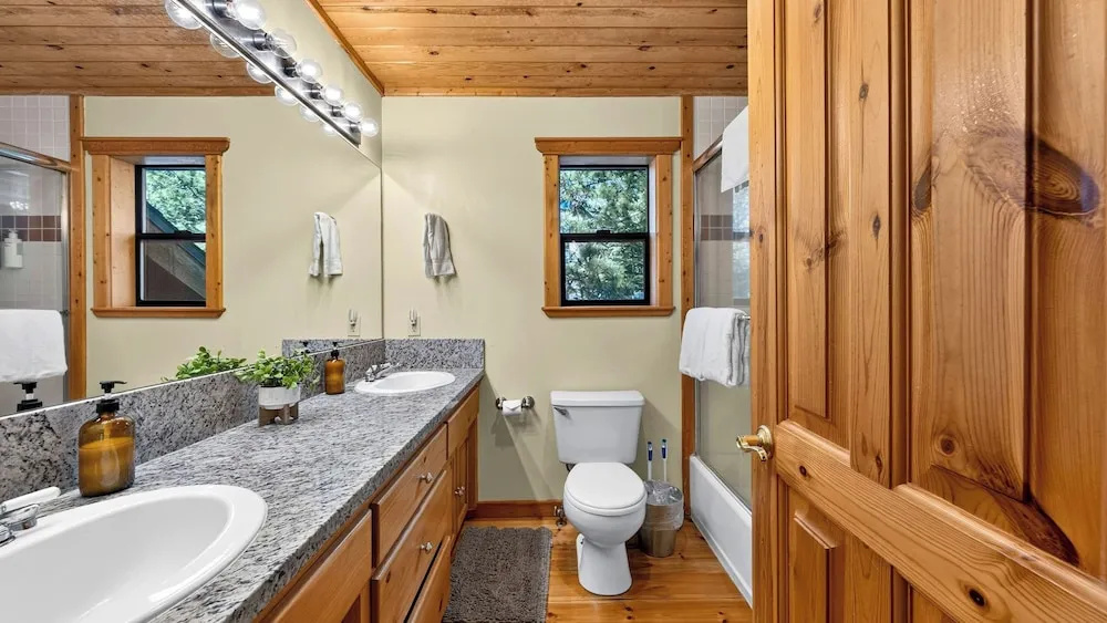 Black Bear by Avantstay Spacious Viking Lodge in Tahoe Donner w/ Game Room & Hot Tub!