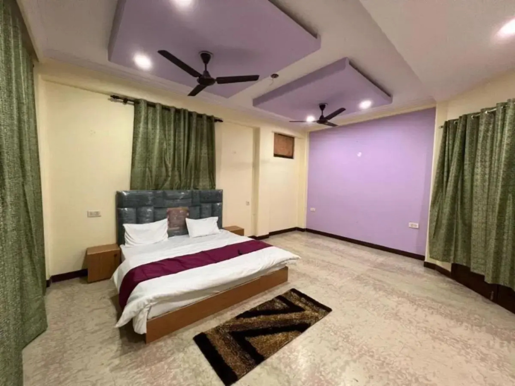Oyo 703859 Hotel Greeno
