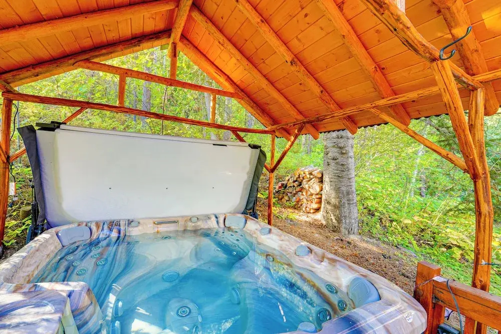 Dreamy Alpine Cabin w/ Hot Tub, Fireplace & More!