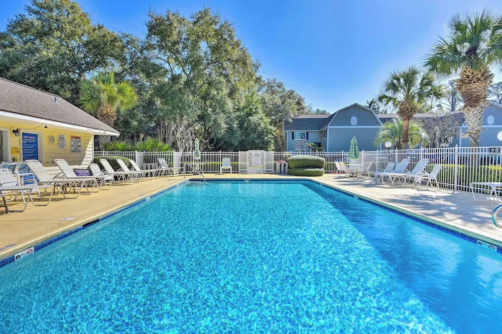 Condo w/ Amazing Amenities: 1 Mi to Beach!