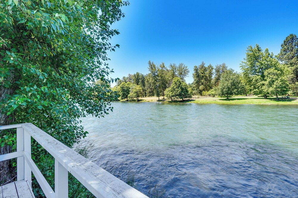 Waterfront Shady Cove Home w/ Fishing Deck!