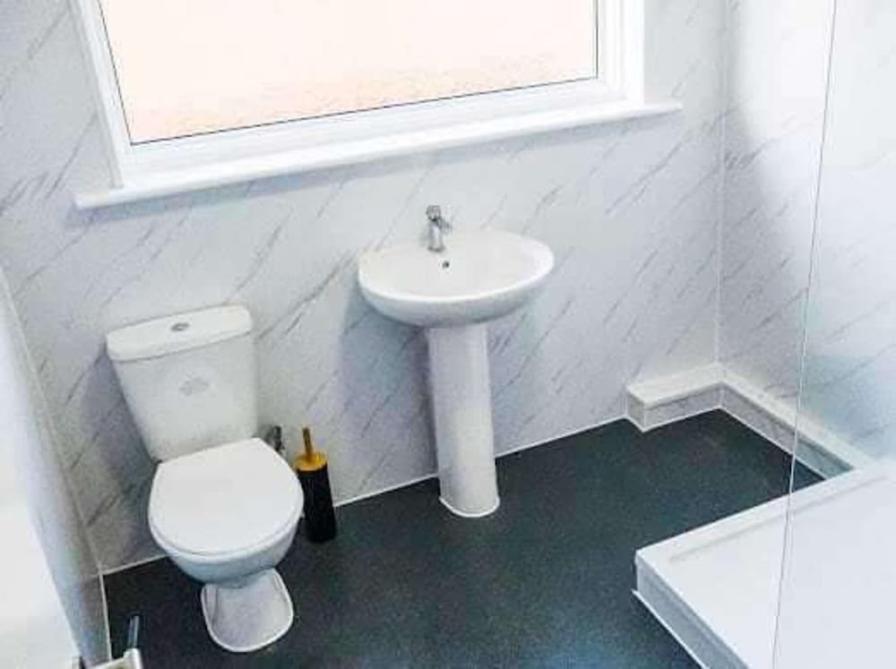 Modern Serviced Accommodation Near East Croydon Addington House-"easy Acess to Central London"