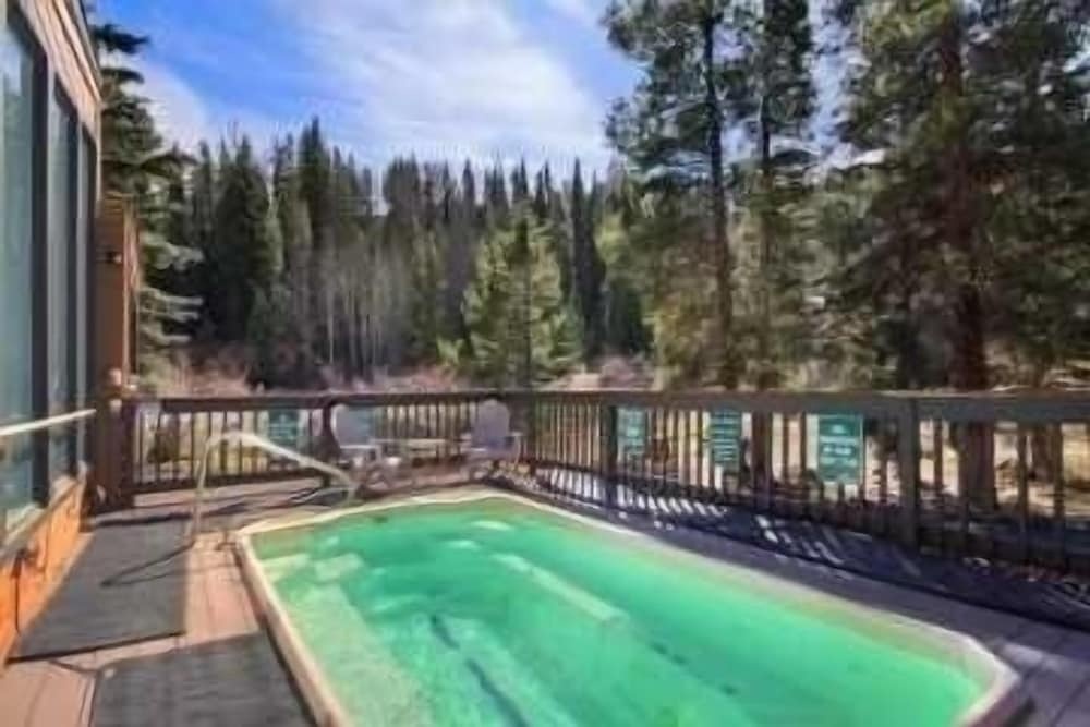 2964 Key  1 Bedroom Condo by RedAwning