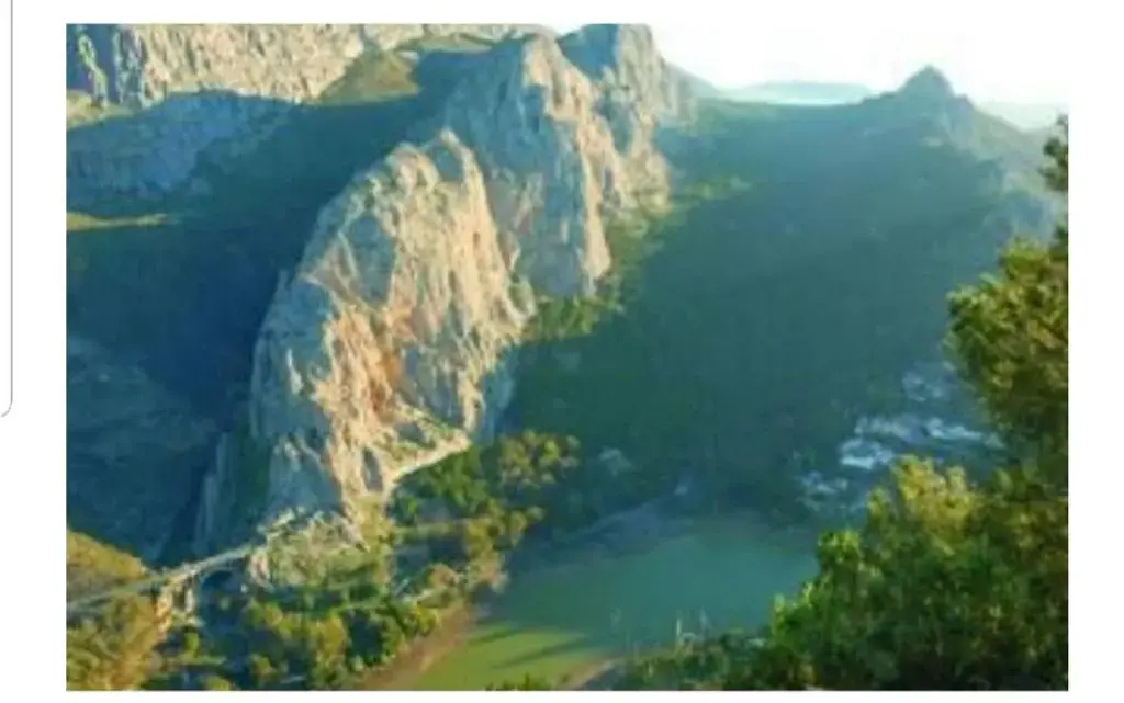 Apartamento en Cortijo totalmente reformado en pleno paraje natural Junto al Caminito del Rey y los sectores mas importantes de escalada A solo 2 minutos de la Estacion de tren