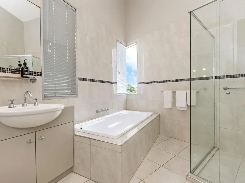 Shemara - Idyllic East Beach property with multiple living areas