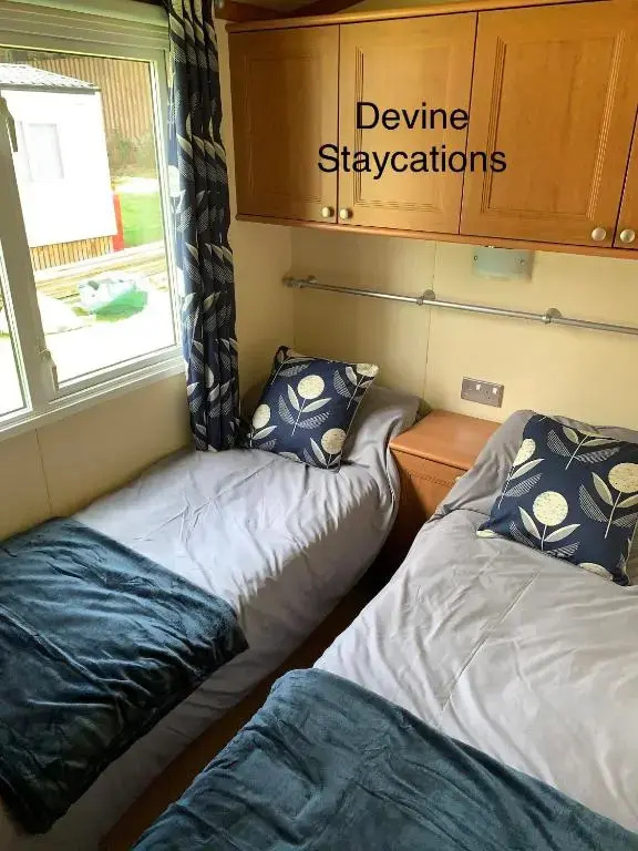 Devine's Caravan Sleeps 6 by River