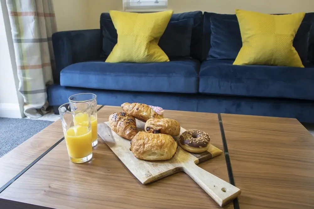 Elliot Oliver - 2 Bedroom Garden Apartment With Parking