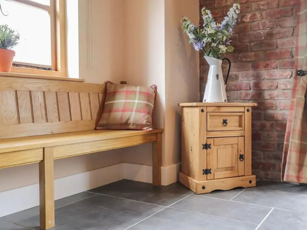 Cosy Barn - Sleeps 8, Hot Tub & Countryside Views
