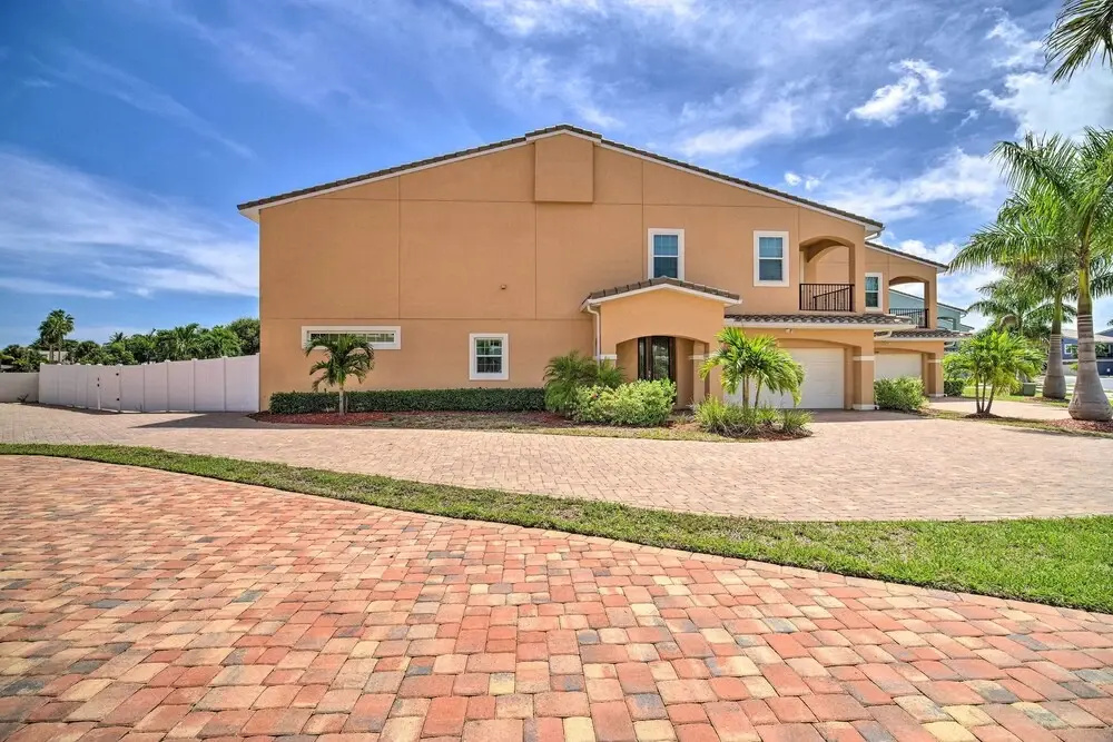 Upscale Florida Townhome - 1/2 Mi to Beach!