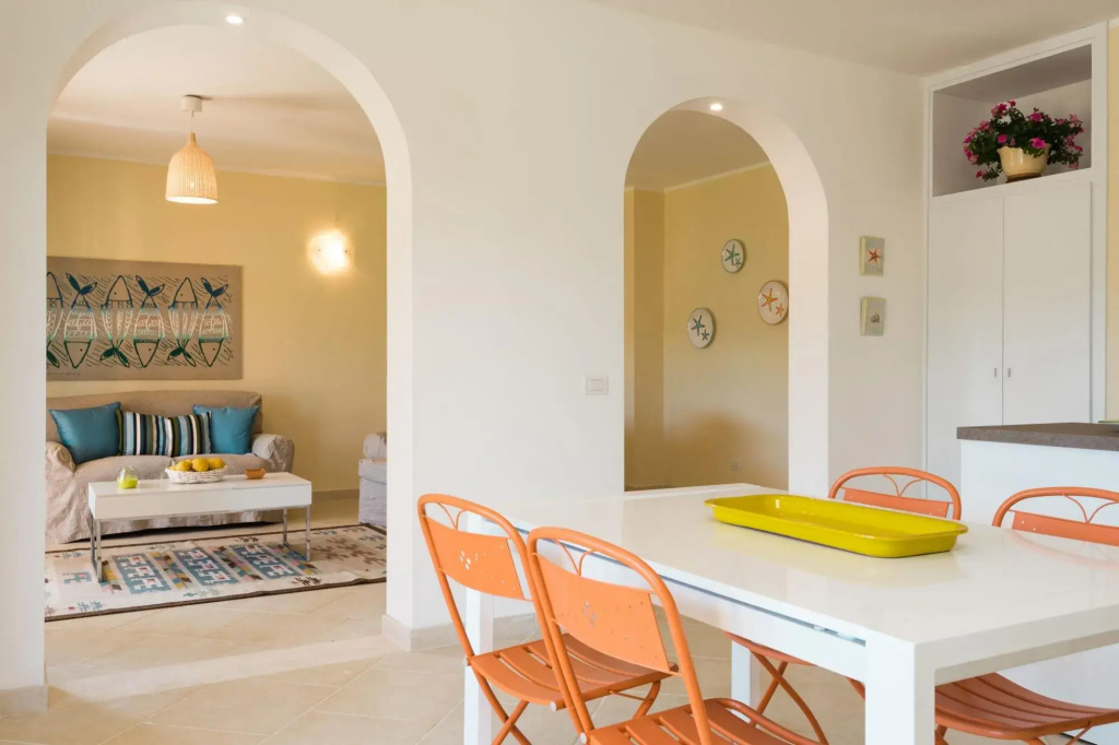 It consists of 4 bedrooms (1 double and one with twin beds, 1 double with also a single bed, one dou-PERLACEA 16