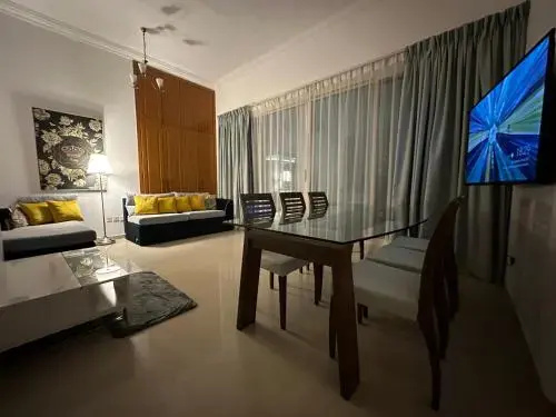 2 BR apartment with a beautiful view of the Marina minimum 5 night