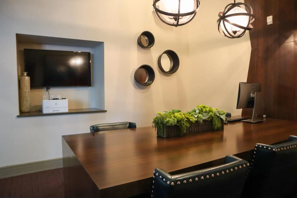 Deep Cleaned Modern 2BR Apt Downtown Location