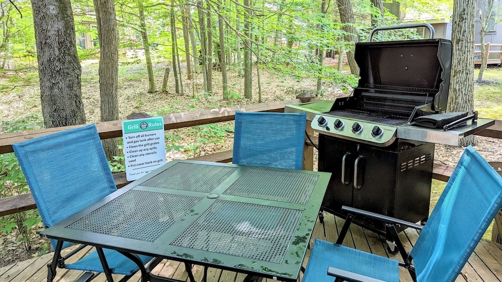 Frost Hollow by Avantstay Deck w/ Grill, Game Room Loft