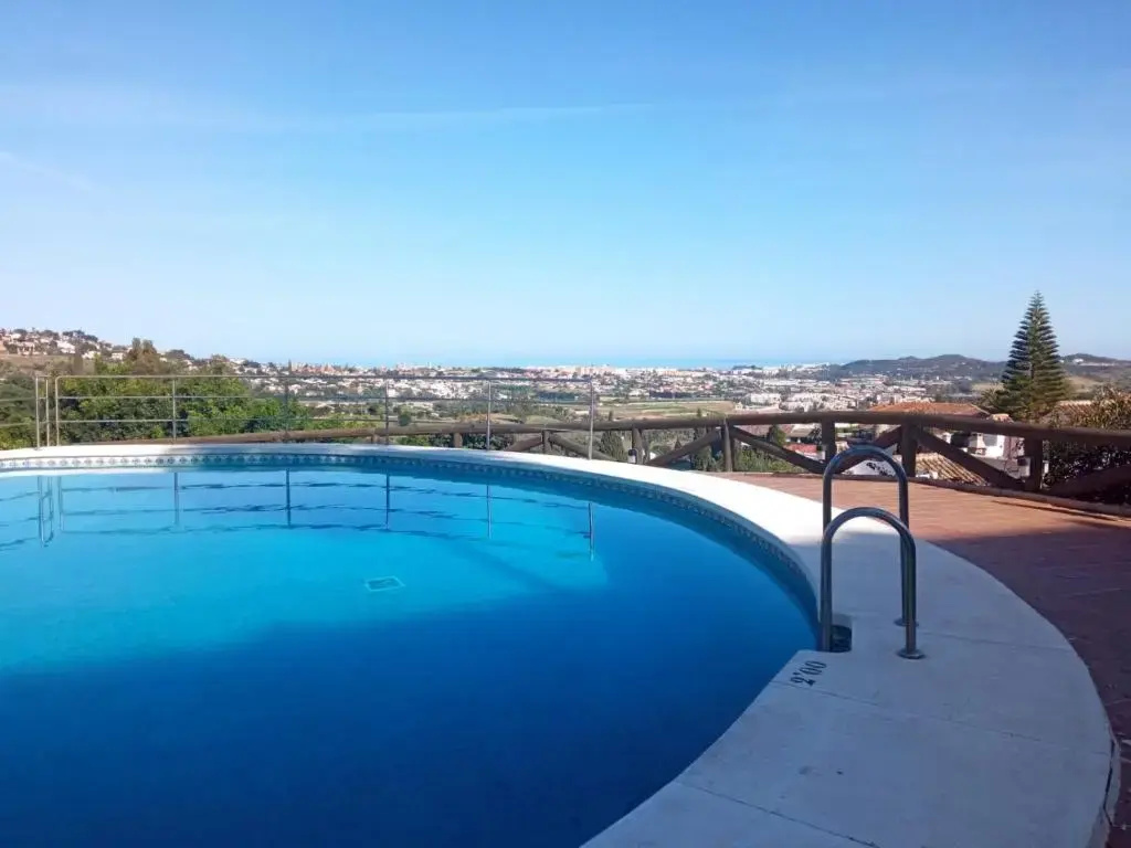 Luxury apartment with sea views in golf area.