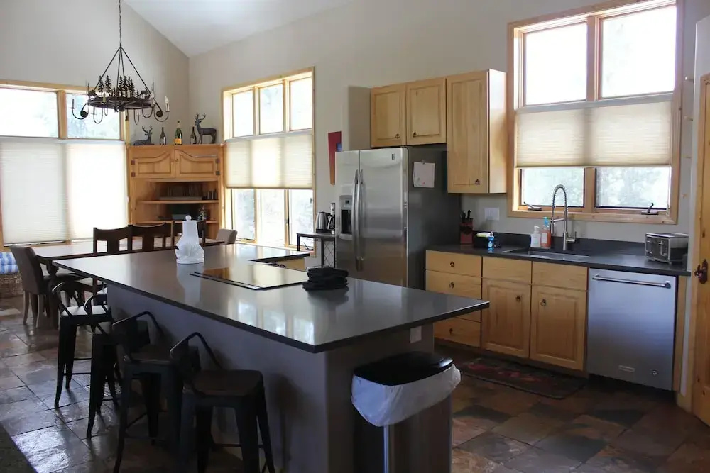Perfect For Your Family Vacay With Private Hot Tub! 4 Bedroom Home by RedAwning