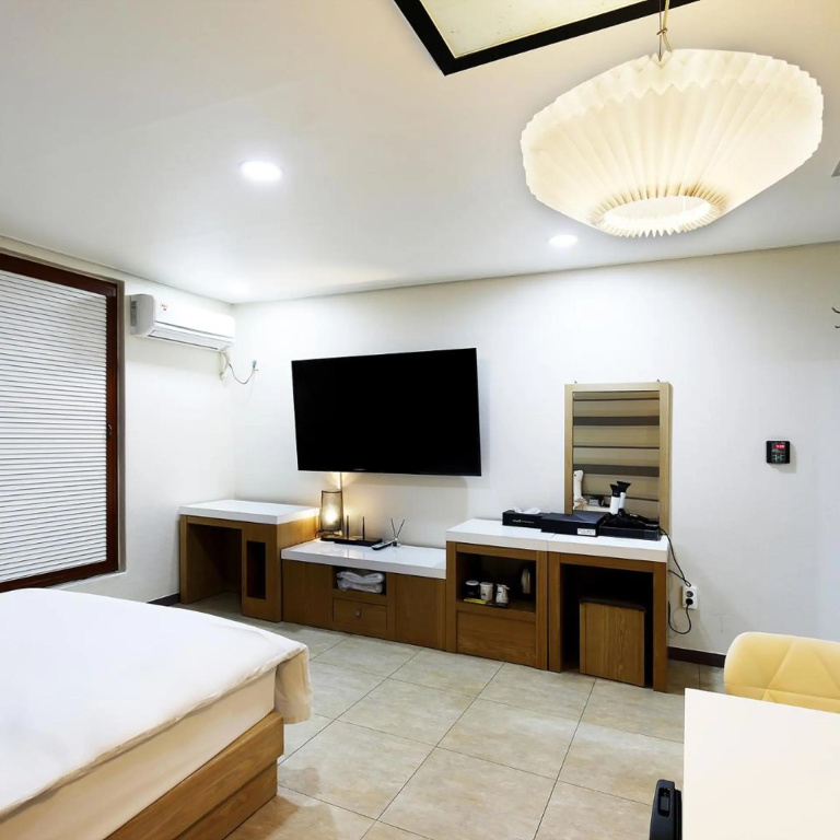 White Tourist Hotel