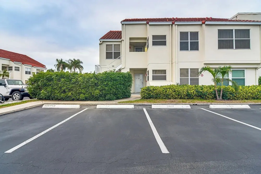 Resort Perks: Condo w/ Private Balcony in St Pete!